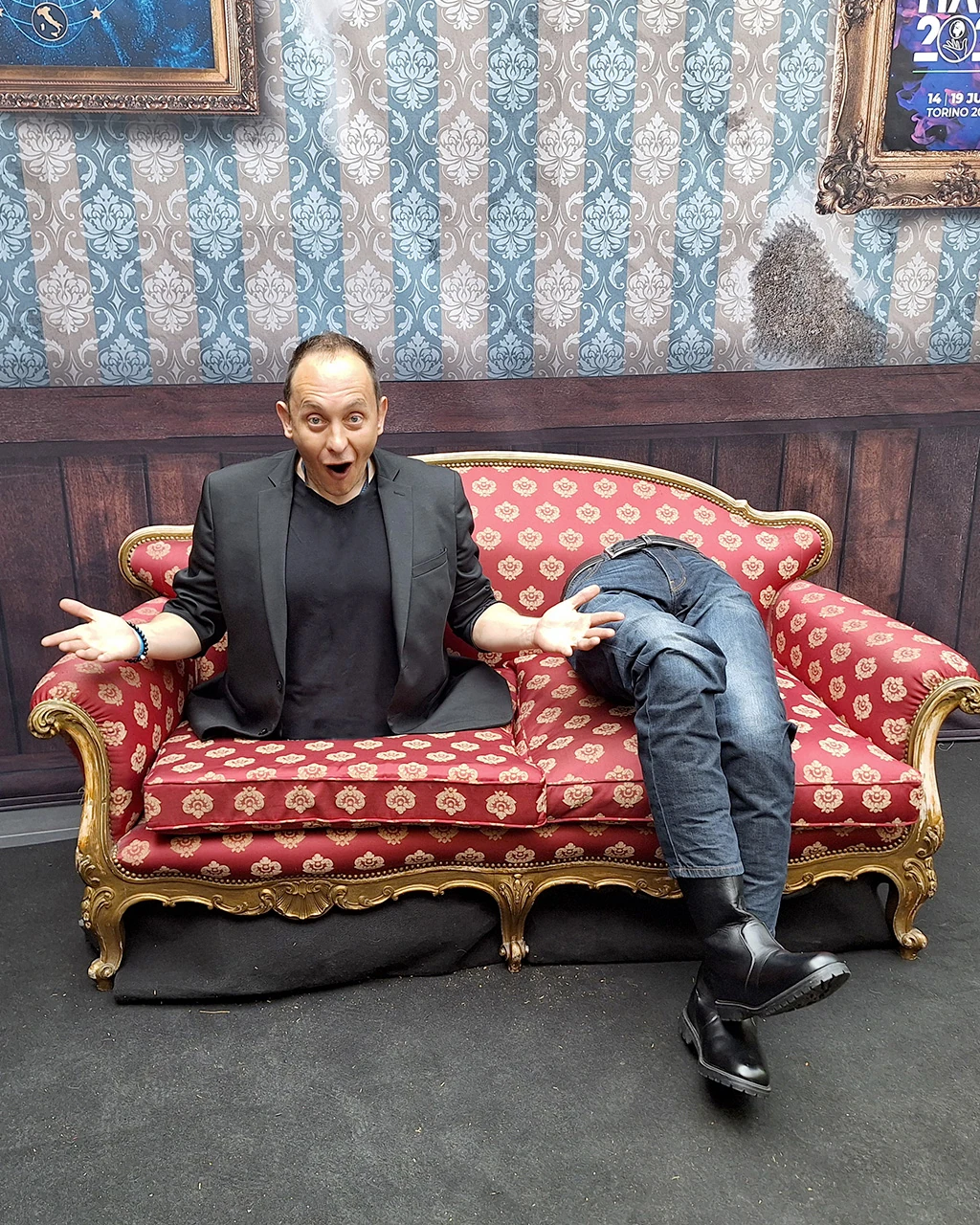 Grégory coupé en deux sur un canapé baroque rouge, l'illusion de l'homme coupé