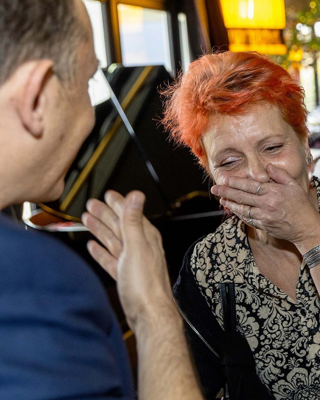 Une spectatrice porte la main à sa bouche, stupéfaite par un tour de close-up