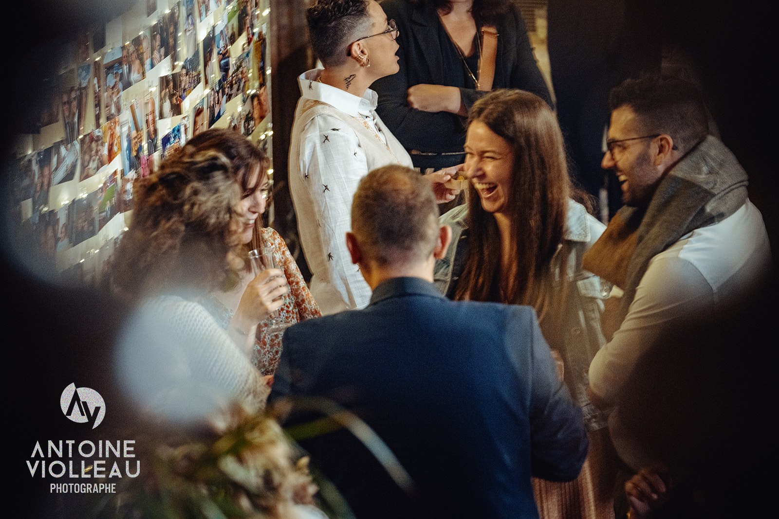 Des invités rient ensemble pendant un close-up, dans une salle de réception